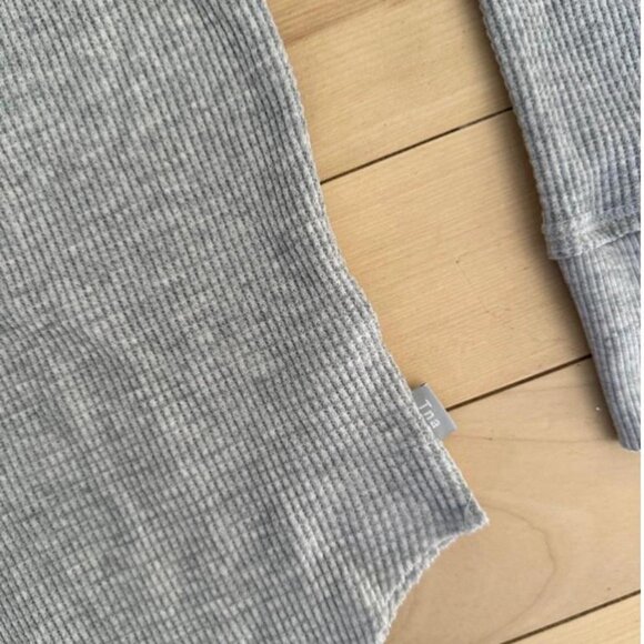 Casual waffle knit top from TNA by Aritzia in a soft grey - Picture 3 of 8
